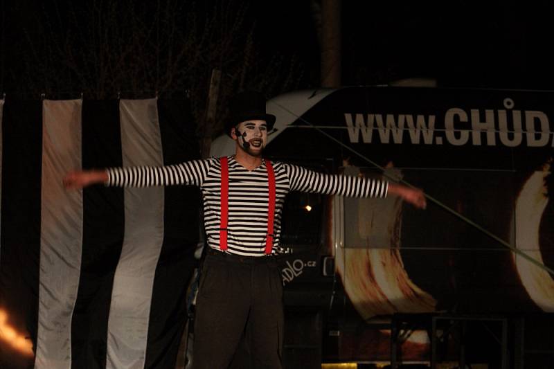 Seskupení Chůdadlo představilo ve veřejné generálce představení Noční Cirkus.