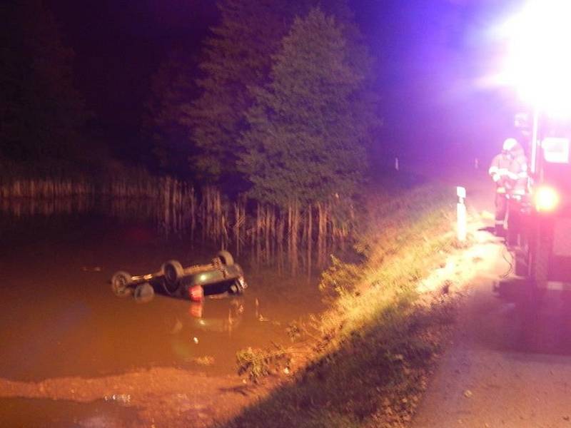 V Kostelním Vydří skončilo při nehodě auto v rybníku. 