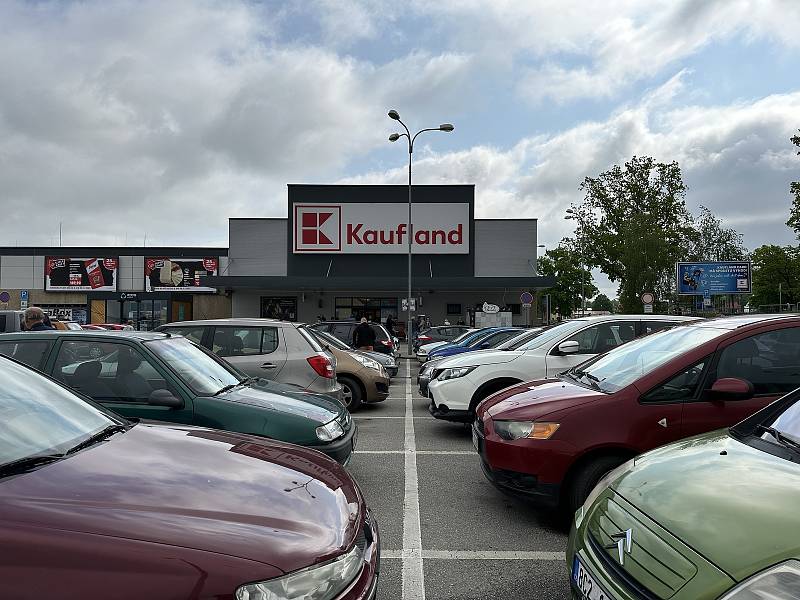 Jindřichohradecký Kaufland se pohybuje na hraně normy. Parkovací místa u tohoto supermarketu jsou široká od 245 do 250 centimetrů.