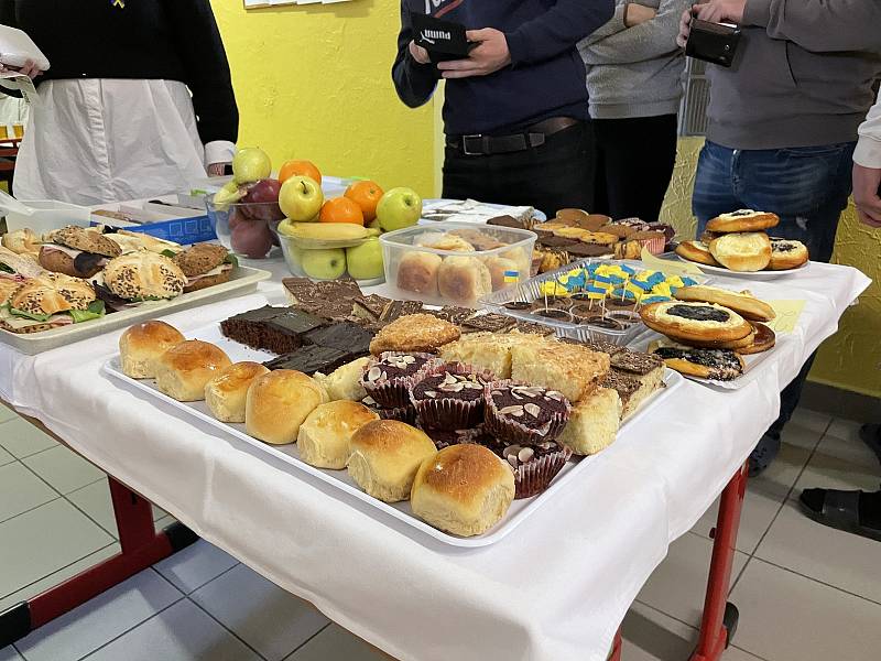 Studenti napekli nejrůznější druhy sladkého pečiva, nechyběly ani obložené bagety a ovoce.