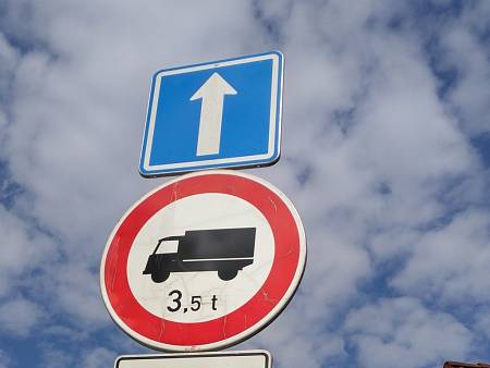 Fotogalerie: DOPRAVNÍ ZNAČKY zákaz vjezdu nákladních vozidel v Jindřichově  Hradci již doplňuje údaj o hmotnosti. To umožňuje vjezd řidičům dodávek či  třeba kombíků, které mají v technickém průkazu zařazení N1, tedy  „nákladní“. -