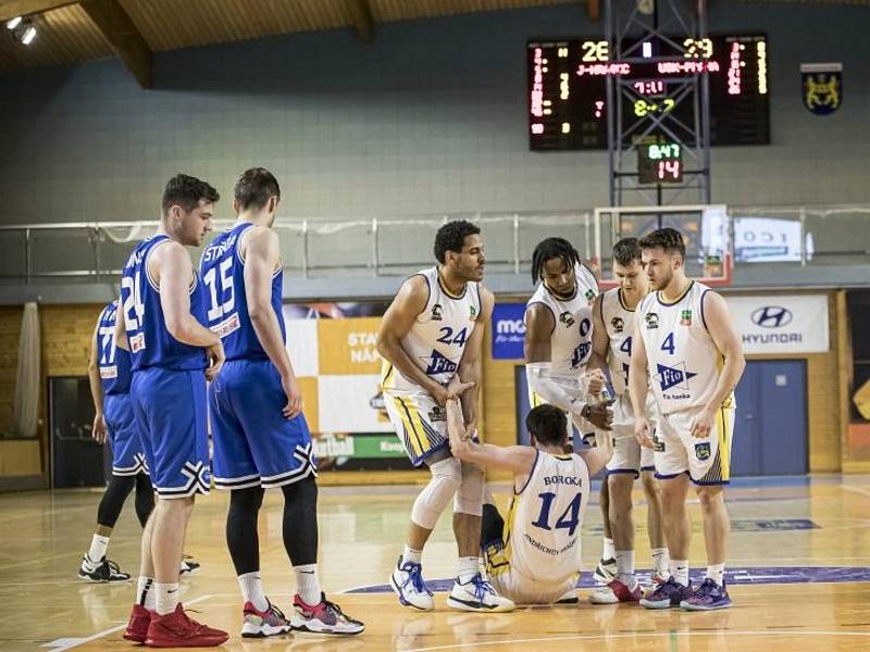 Basketbalisté GBA Fio banky (v bílém) naposledy na domácí palubovce podlehli favorizovanému USK Praha 75:98. Foto: Lukáš Šamal