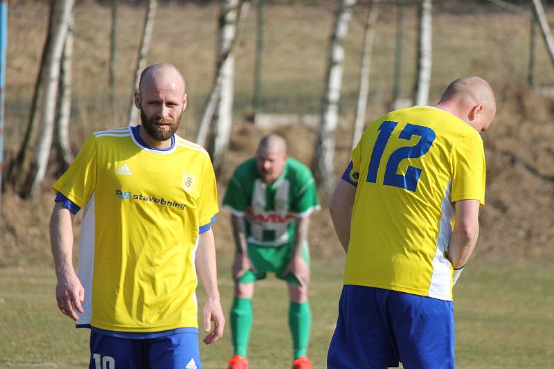Fotbalisté Lásenice (v zelenobílém) ve 14. kole přeboru utrpěli doma debakl 0:6 od Stráže nad Nežárkou.
