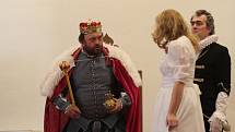 Představení Byl jednou jeden král v podání ochotníků z Pluhova Žďáru.