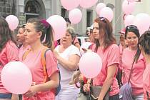 Na důkaz podpory žen s rakovinou prsu se každoročně na mnoha místech koná růžový AVON pochod. 