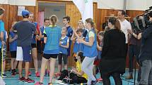 Děti z jindřichohradecké 5. základní školy absolvovaly v rámci projektu Sazka Olympijský víceboj trénink a soutěže se Šárkou Kašpárkovou a Jiřím Prskavcem.