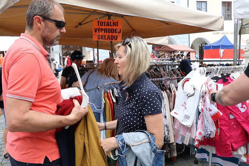 Trhy na náměstí v Třeboni navštěvují tisíce lidí z blízkého i širokého okolí.