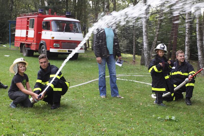 Děti se rozloučily s létem v Horní Pěně u rybníku Dřevo.