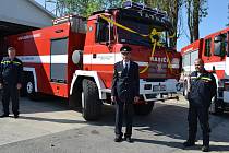 Slavnostního předání cisterny se účastnili jindřichohradečtí zastupitelé a další významní hosté z řad profesionálních hasičů a policie.