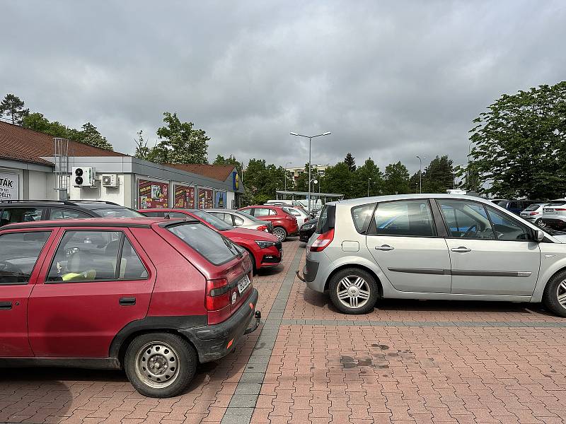 Nejvíce kritičtí jsou nakupující v jindřichohradeckém Lidlu. Míst je tu málo a jsou užší.