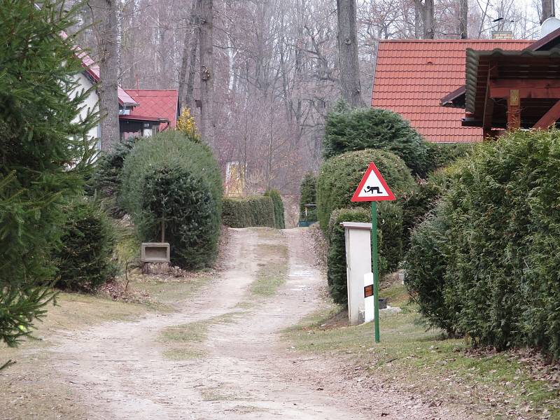 Obec Smržov a chatová osada u rybníku Dvořiště nedaleko Lomnice nad Lužnicí na Jindřichohradecku, kde 5. srpna 2020 došlo k incidentu. Zastřeleného muže před rekreačním objektem připomínají staré policejní pásky, svíčky i květiny.