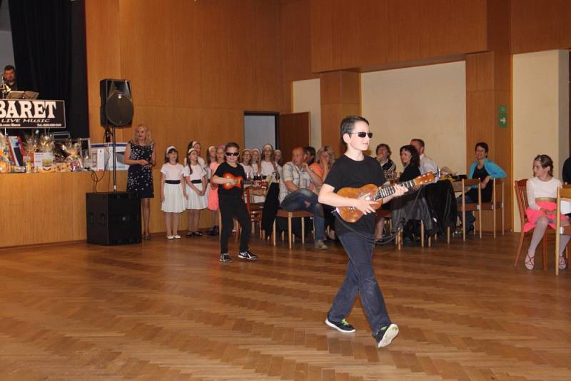 Velikonoční zábavu za doprovodu kapely Baret si užili o víkendu v Deštné.