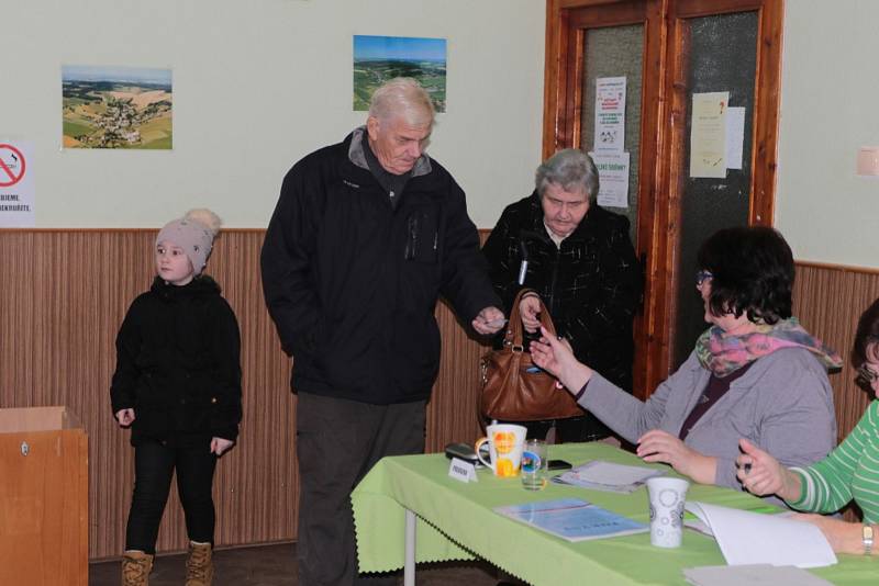 Sobotní dopolední návštěva ve volební místnosti v Lodhéřově (okrsek pro Lodhéřov a Najdek).