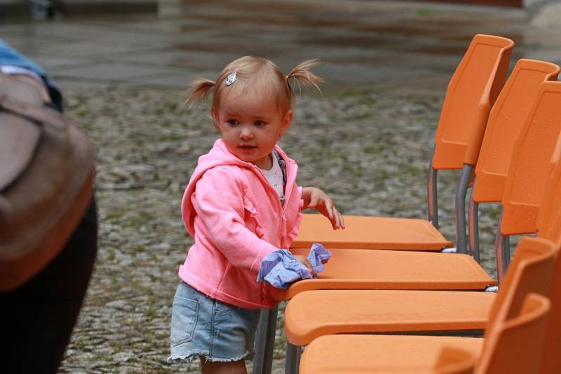 Dobrou náladu při zpívání v Jindřichově Hradci nezkazila ani dešťová přeháňka. Foto: Josef Böhm