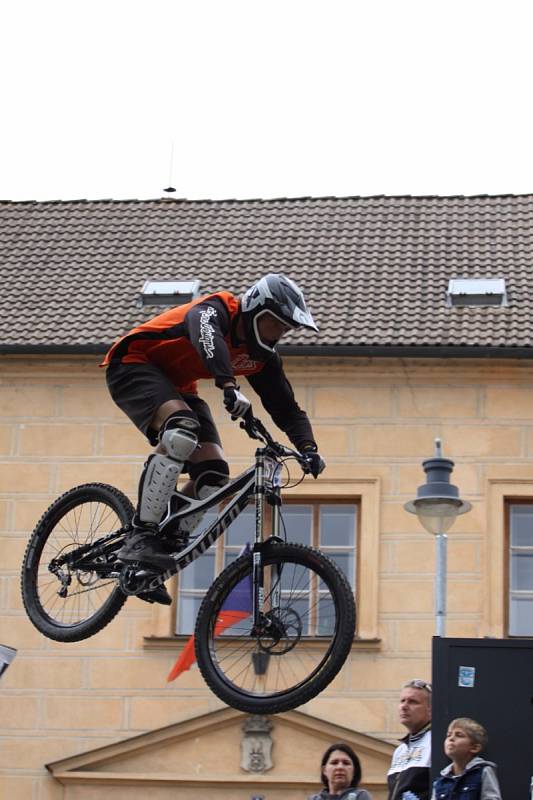 Z jízdy odvážných bikerů, kteří se řítili z dačické věže až na náměstí, se mnohdy tajil dech.