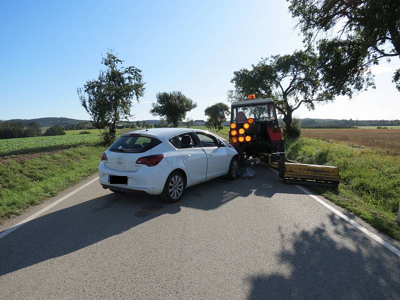 U Dačic bourala řidička osobního vozidla do traktoru.