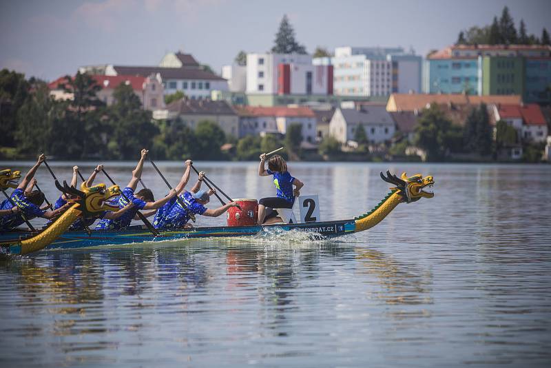 V sobotu se na Vajgaře uskutečnil první ročník závodů dračích lodí Vajgarská saň. Foto: Martin Kozák