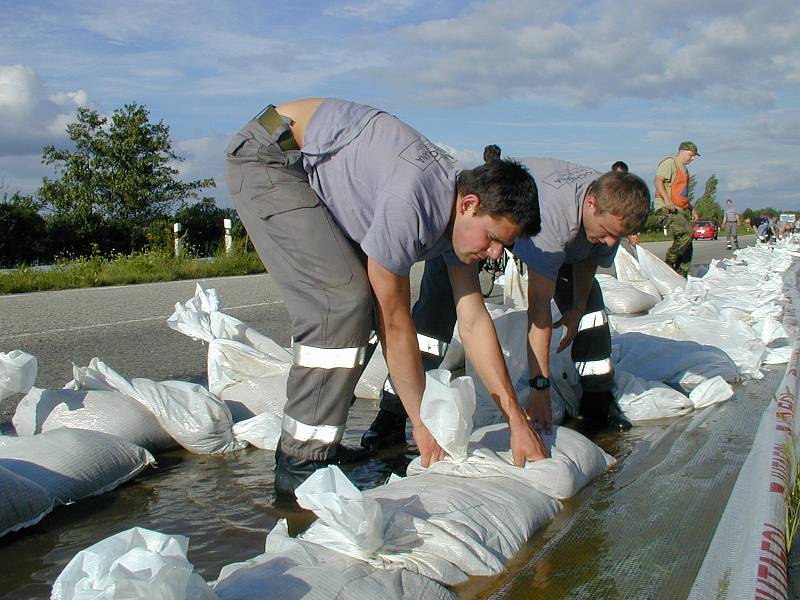 Důležitou úlohu při srpnových povodních v roce 2002 sehráli mimo jiné hasiči, rybáři i řada dobrovolníků.