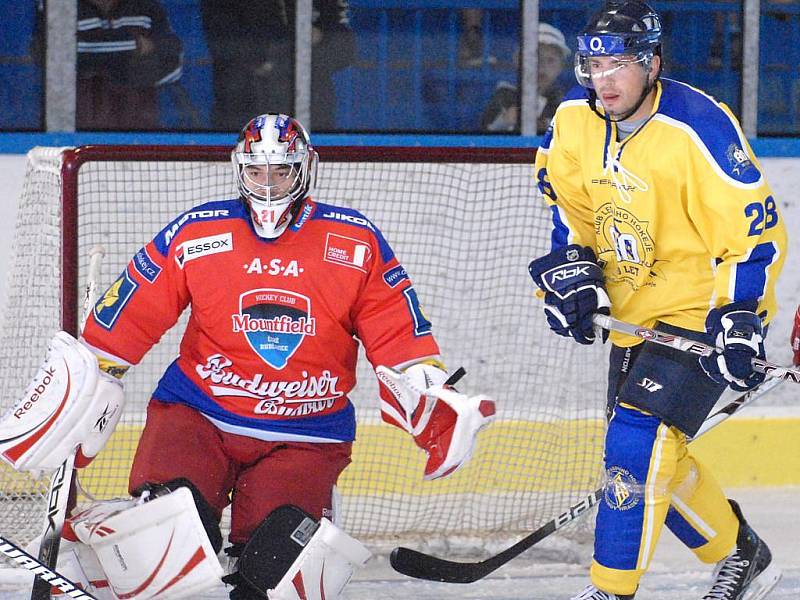 Na snímku Petr Šachl (vpravo, před gólmanem HC Mountfield Kovářem) při letní exhibici, kterou hokejový klub uspořádal v rámci oslav 80 let jindřichohradeckého hokeje.