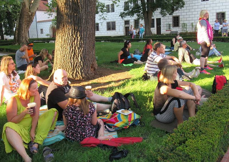 Festival Okolo Třeboně již tradičně zahájil prázdniny, v sobotu 4. července se na zámeckém nádvoří představila zpěvačka Jana Rychterová, kapela Epydemye a Xindl X.