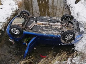 U Nišovic na Volyňsku 16. prosince skončilo auto ve stoce.