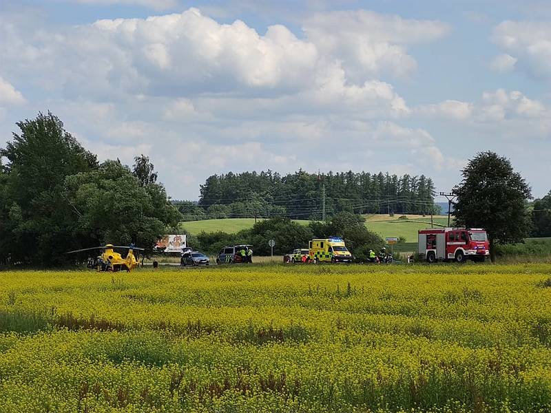 Nedaleko jindřichohradeckého letiště bourali motorkáři a osobní auto.