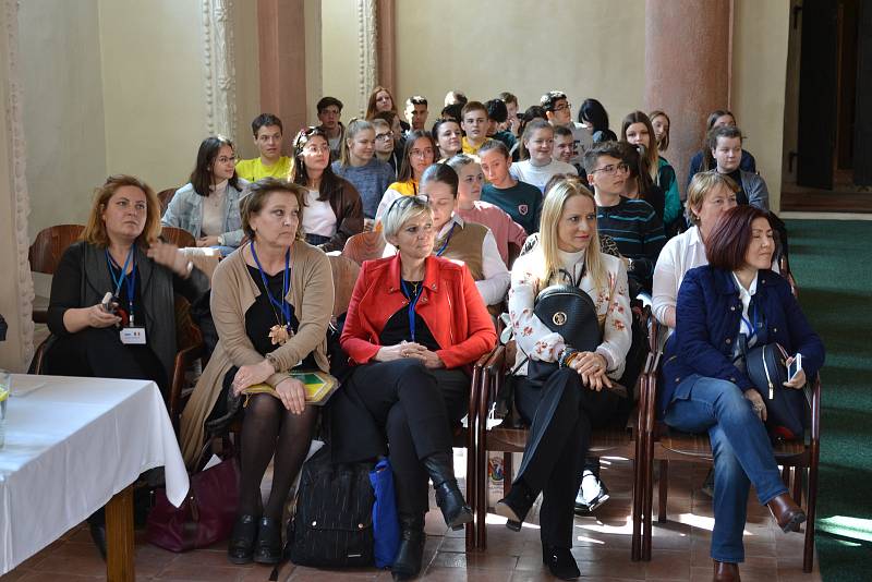 Studenty a učitele zahraničních škol přivítal v kapli sv. Maří Magdaleny starosta Stanislav Mrvka.