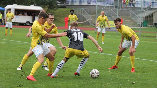 Jindřichohradečtí fotbalisté ve druhém kole divize v základní hrací době remizovali se Soběslaví 2:2 a padli až v následném penaltovém rozstřelu.