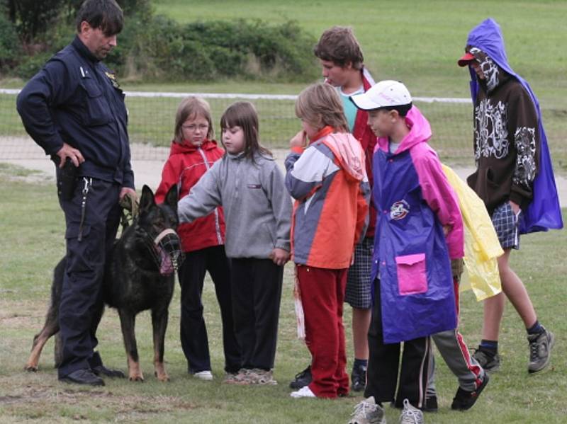 Policejní psovod Václav Homolka v obklopení táborníků. 