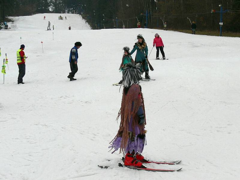 Maškarní karneval na sjezdovce v Nové Bystřici.