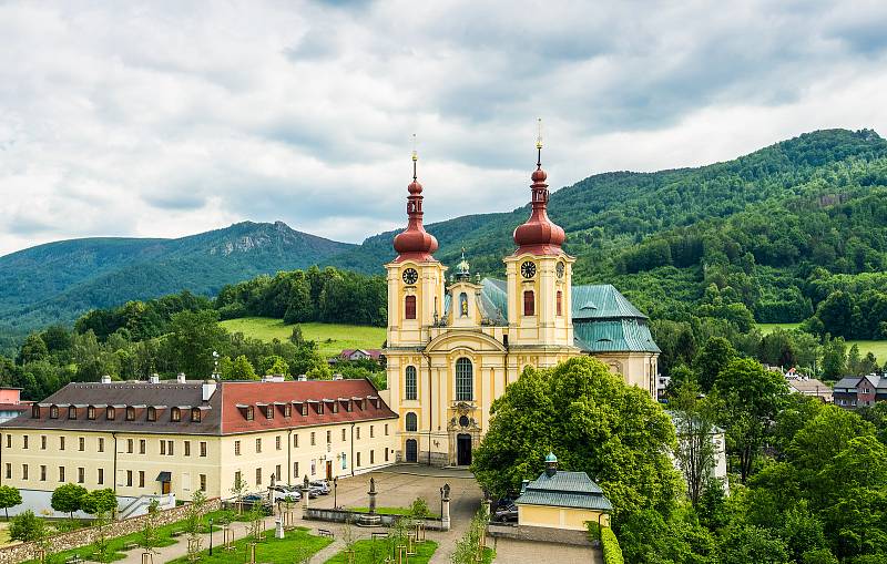 Cestovatel Jan Hocek vymyslel nejdelší a vedené poutní a turistické dálkové trasy v České republice. Severní a Jižní stezku, které zanesl do stejnojmenných knih.