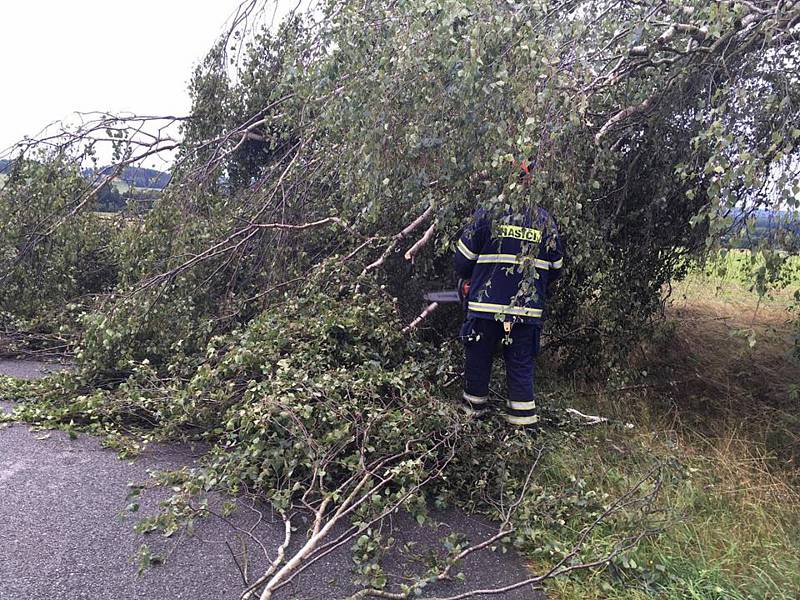 Rušnou noc z pátku na sobotu měli i hasiči z Deštné. Mimo jiné v Rosičce odstraňovali strom spadlý na střechu domu a u Chotěmic, které již leží v sousedním okrese, prořezávali zatarasenou silnici.