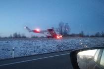 Kvůli srážce dvou aut u Stráže nad Nežárkou přistál i vrtulník letecké záchranné služby.