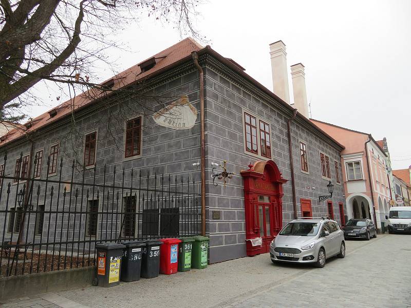V Třeboni opravili knihovnu posledního z Rožmberků. Zámecká lékárna tak dostala zpět genius loci.