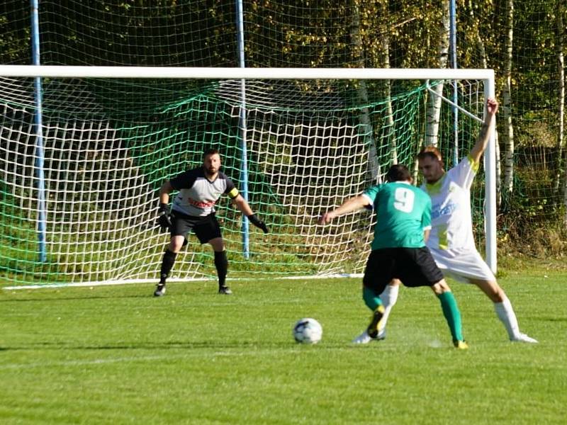 Fotbalisté Lásenice (v bílém) v 10. kole okresního přeboru rozstříleli Číměř 7:1.