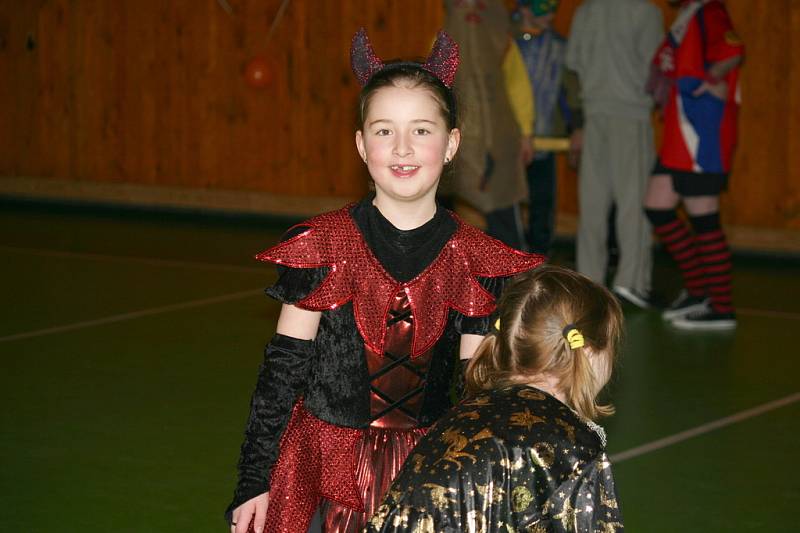 Dětský karneval z Základní škole v Deštné.
