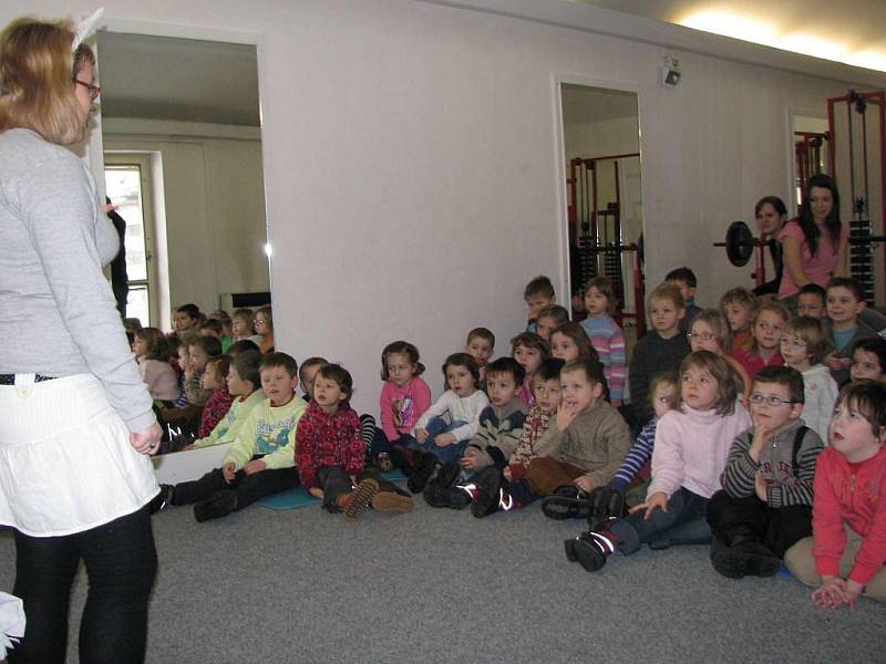 Děti z mateřinky se při návštěvě střední zdravotnické školy učily poznávat lidské tělo, poznaly péči o novorozence a opakovaly si dodržování základní hygieny.