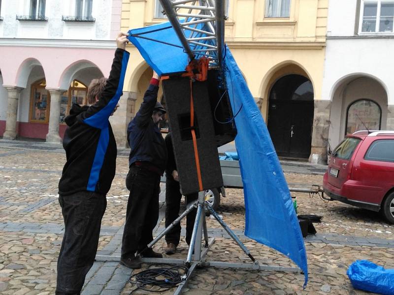 Na jindřichohradeckém náměstí Míru už přípravy vrcholí. 