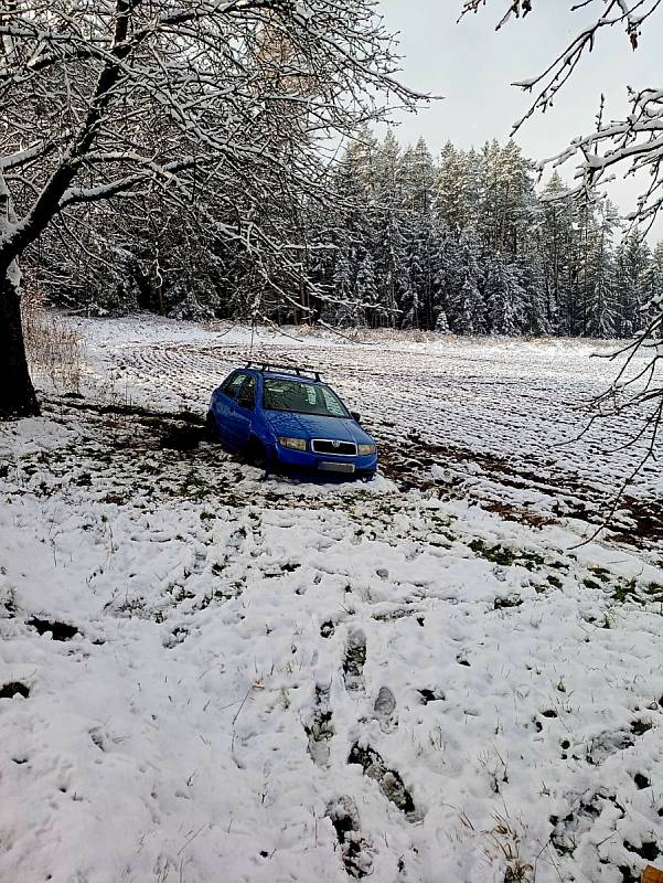 Nedělní nehoda na sněhu u Cizkrajova na Dačicku.
