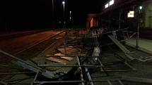 Následky bouřky na jihu Čech v noci z pátku na sobotu budou lidé ještě nějaký čas odstraňovat. Spadlé lešení na železniční stanici v Kardašově Řečici.