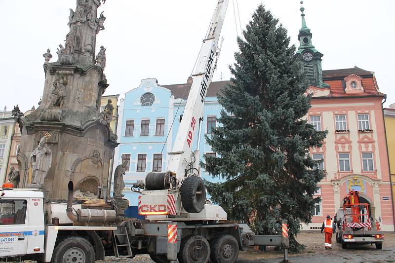 Na jindřichohradeckém náměstí Míru už stojí vánoční strom.