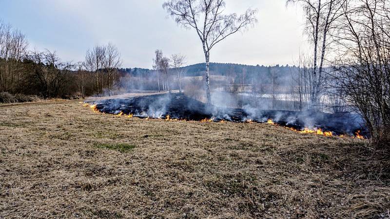 Požár trávy v Rybníku na Krumlovsku.