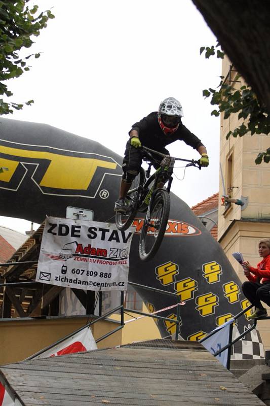 Z jízdy odvážných bikerů, kteří se řítili z dačické věže až na náměstí, se mnohdy tajil dech.