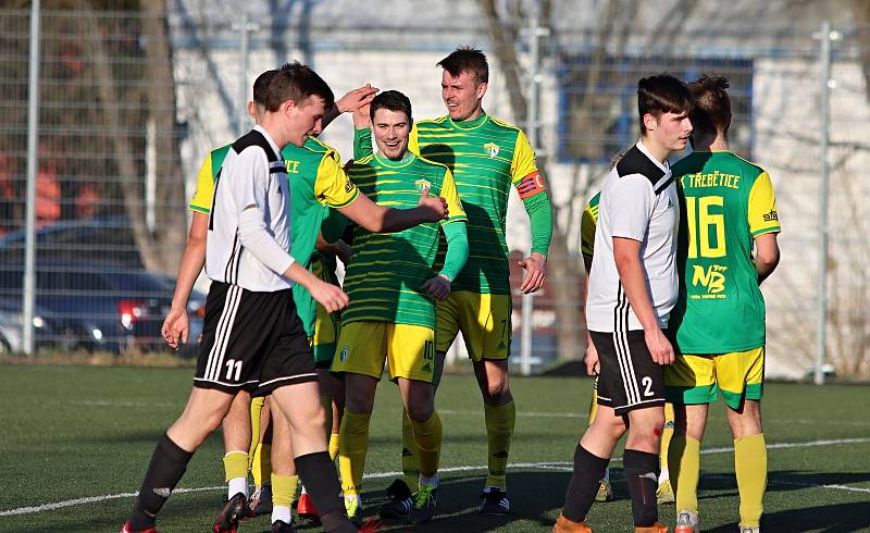 Fotbalisté Třebětic (v zelenožlutém) zahájili jaro excelentně. V dohrávce 12. kola na třeboňské umělce rozdrtili českobudějovickou Lokomotivu 9:1.