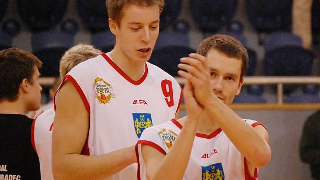 Basketbalisté BK Jindřichův Hradec o víkendu učinili výrazný krok směrem k postupu do play off první ligy. K cenným výhrám na Vyšehradě a v Benešově  velkou měrou přispěli i Vladimír Sismilich (vlevo) a Jiří Holanda. 