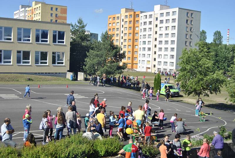 Na hřišti 5. základní školy v Jindřichově Hradci se konal druhý ročník Zahradní slavnosti.