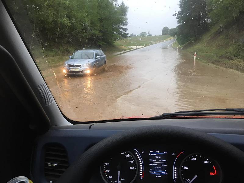 V důsledku silného deště vzniklo na obchvatu Strmilova "jezero".