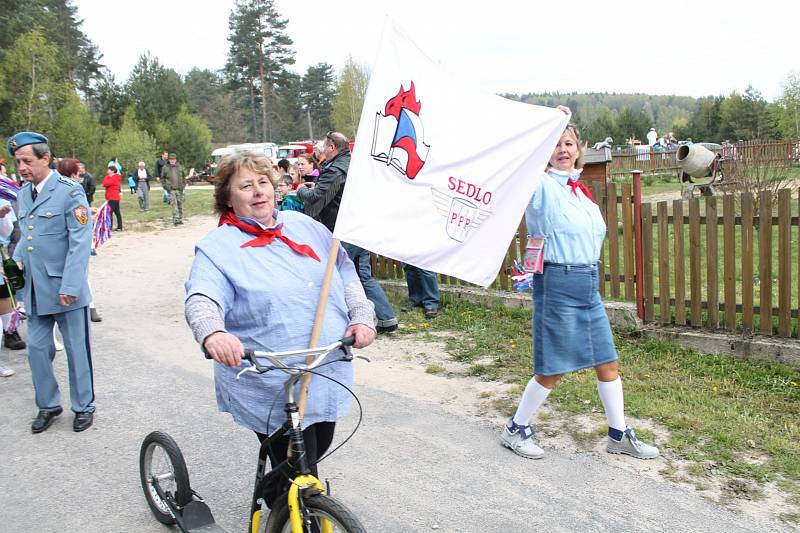 Prvomájový recesistický průvod v Sedle.