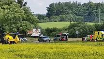 Nedaleko jindřichohradeckého letiště bourali motorkáři a osobní auto.