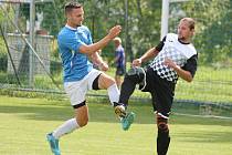 Fotbalisté Buku (v modrém) porazili v místním derby I. B třídy Horní Žďár 3:0.